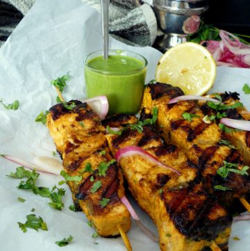 Grilled salmon skewers with mint chutney