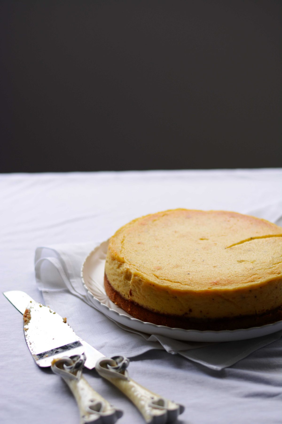 Vanilla Cardamom Cheesecake with Macadamia crumble base - a creamy delicious cheesecake with the flavours of vanilla and cardamom - thespiceadventuress.com