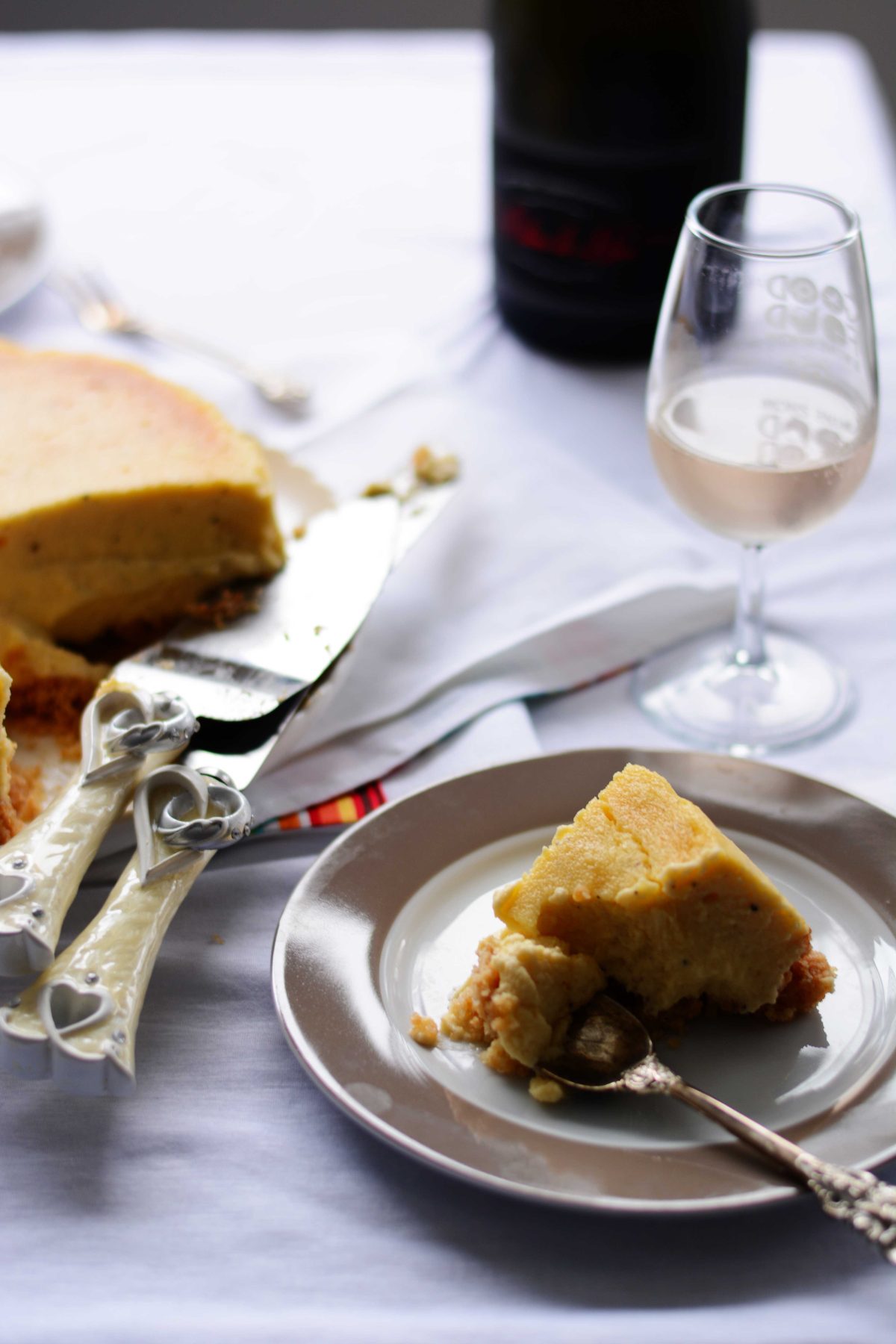Vanilla Cardamom Cheesecake with Macadamia crumble base - a creamy delicious cheesecake with the flavours of vanilla and cardamom - thespiceadventuress.com