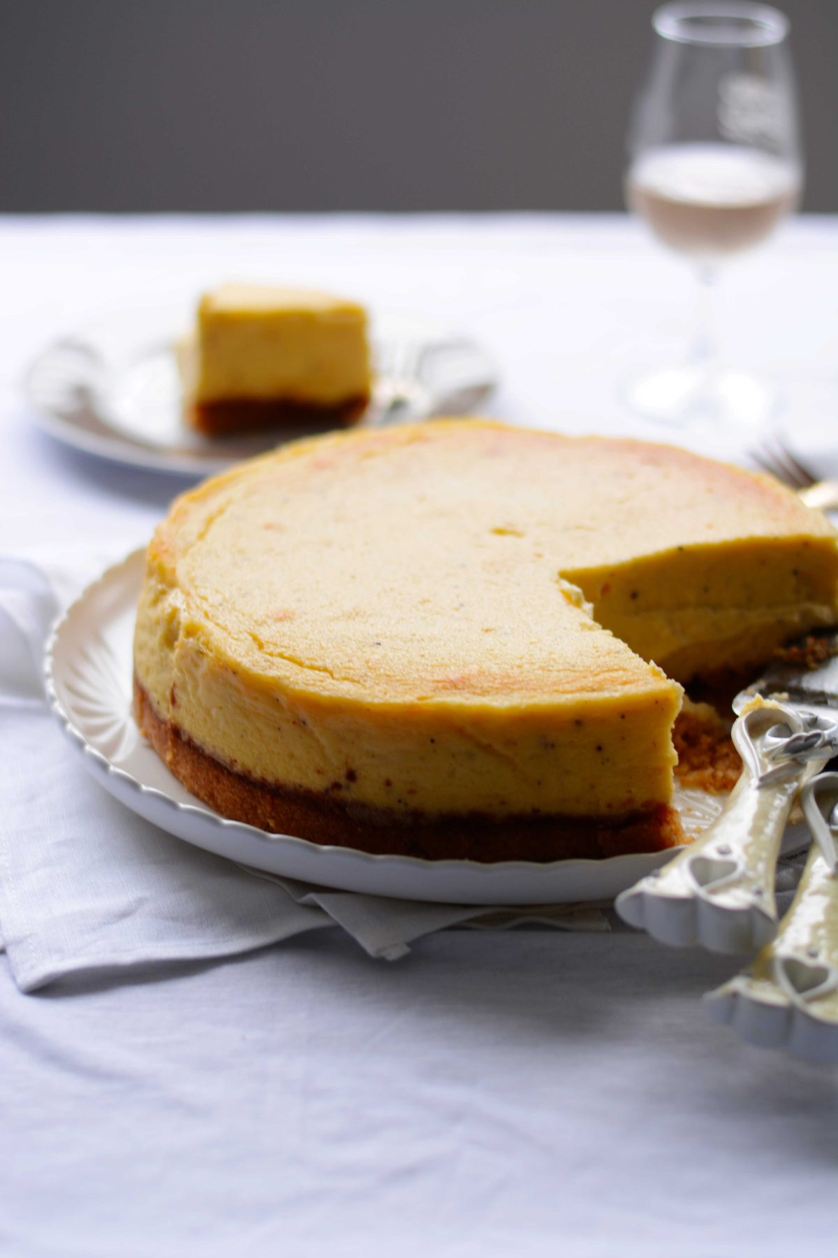 Vanilla Cardamom Cheesecake with Macadamia crumble base - a creamy delicious cheesecake with the flavours of vanilla and cardamom - thespiceadventuress.com