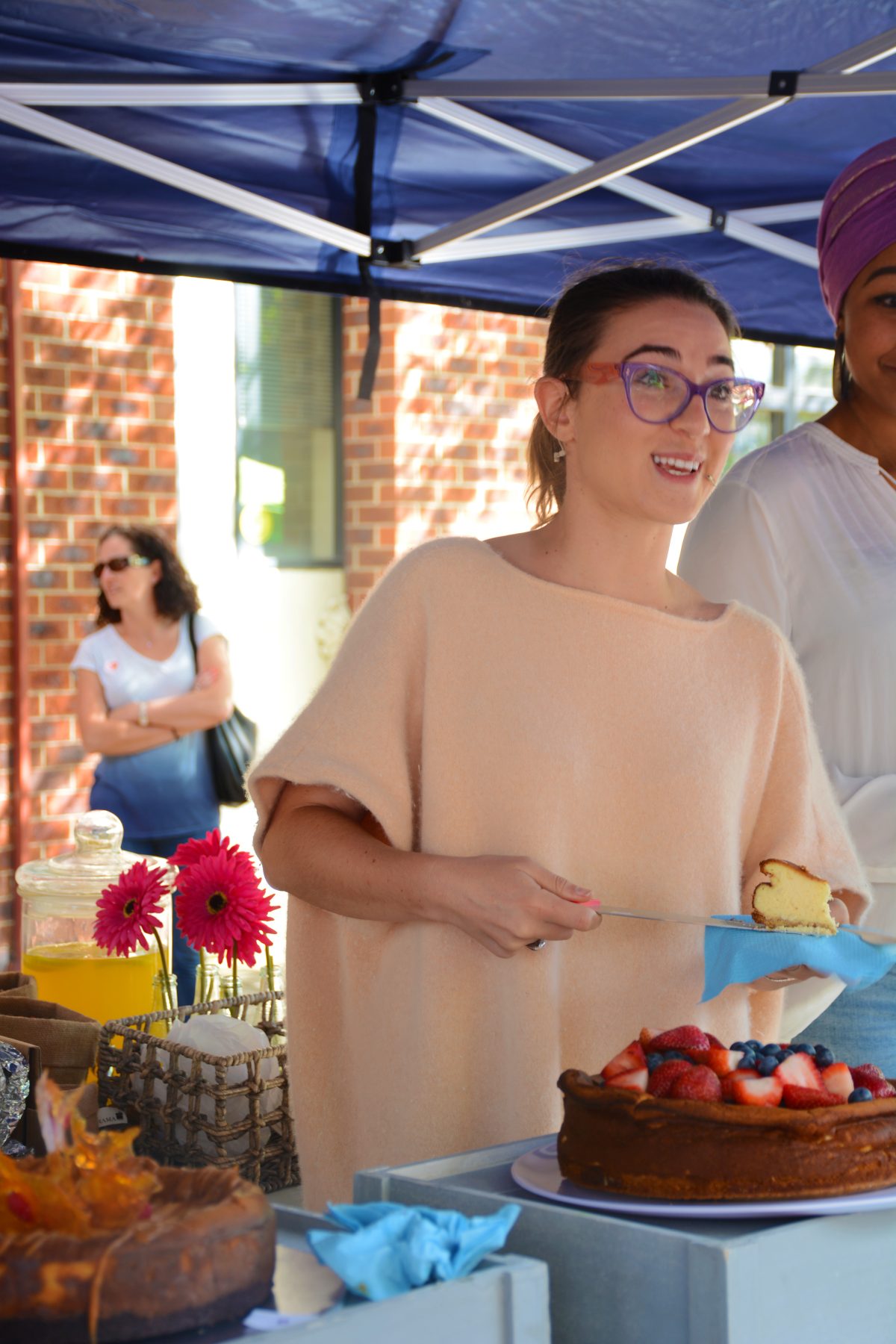 Alice Zaslavsky, popularly known as ‘Alice in Frames’ (Masterchef fame) judging the cheesecake competition at In One Voice Jewish Festival, 2016 - thespiceadventuress.com